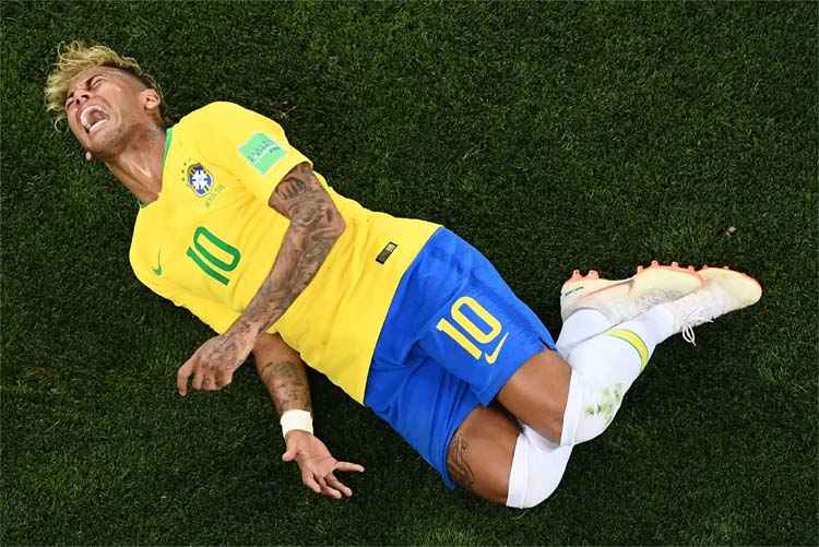 Neymar fala pela primeira vez após contusão: 'Um dos momentos mais