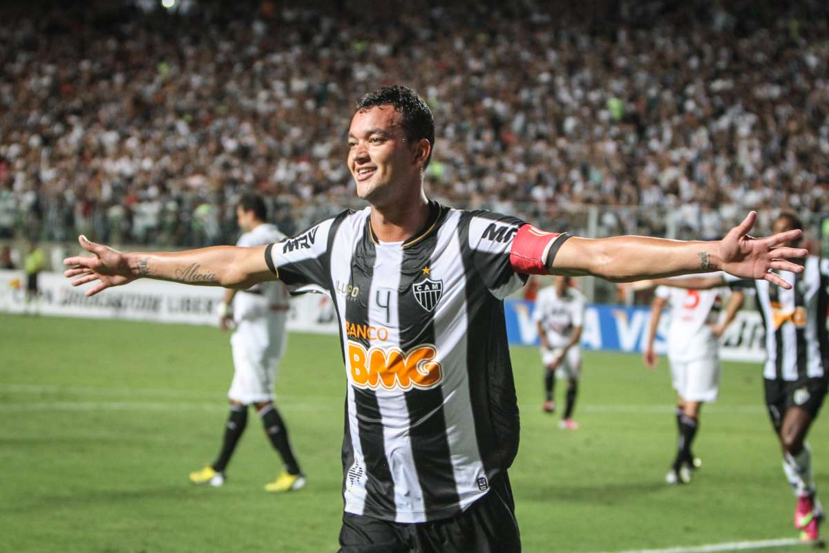 Veja 20 momentos que Ronaldinho Gaúcho destruiu o adversário