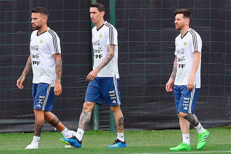 Scaloni convoca Messi e sete promessas para jogos das