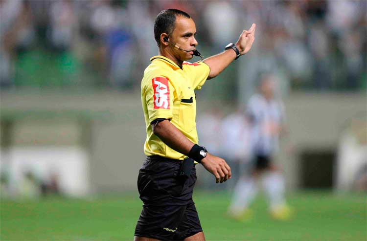 Fifa mantém trio de arbitragem da estreia na final da Copa de 2018 - Jornal  O Globo