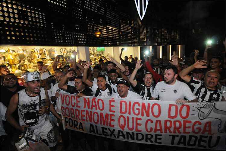 Torcida protesta contra ação da PM na confusão em jogo da Lusa