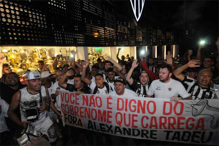 Galoucura protesta contra Felipão e pede saída de jogadores do