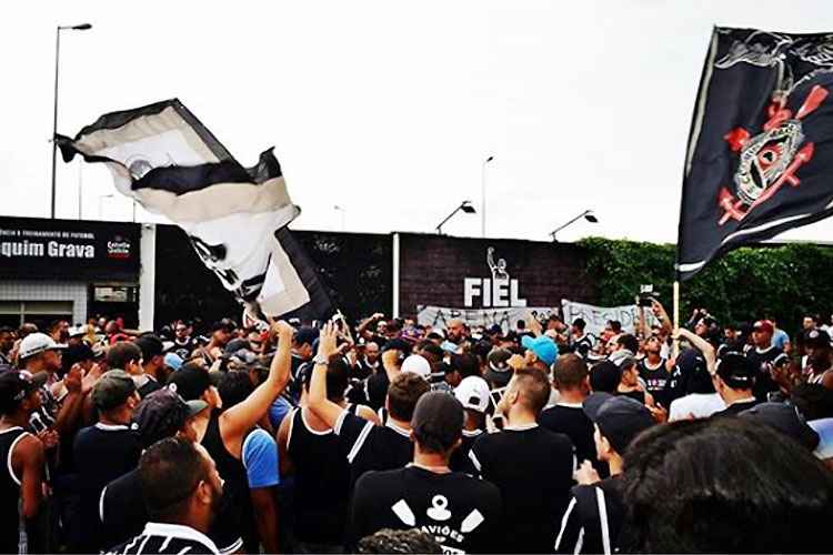 Corinthians on X: VAMOS JOGAR COM RAÇA E COM CORAÇÃO 🎶 / X