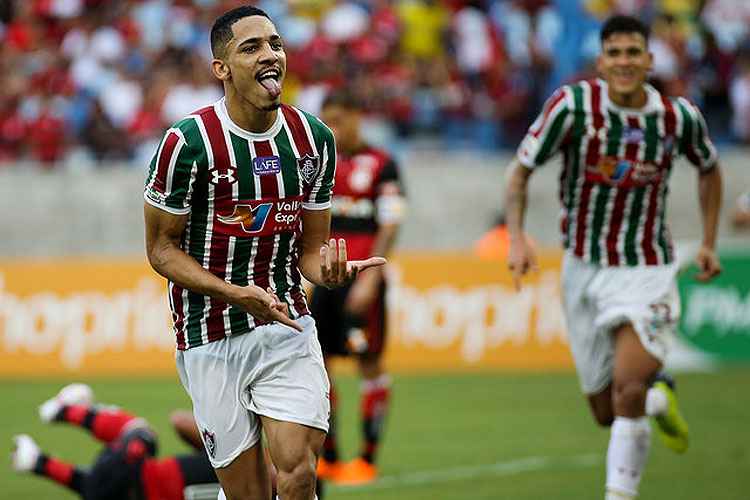 Gilberto, lateral do Fluminense, explica motivo de ter utilizado esparadrapo  no rosto, Fluminense