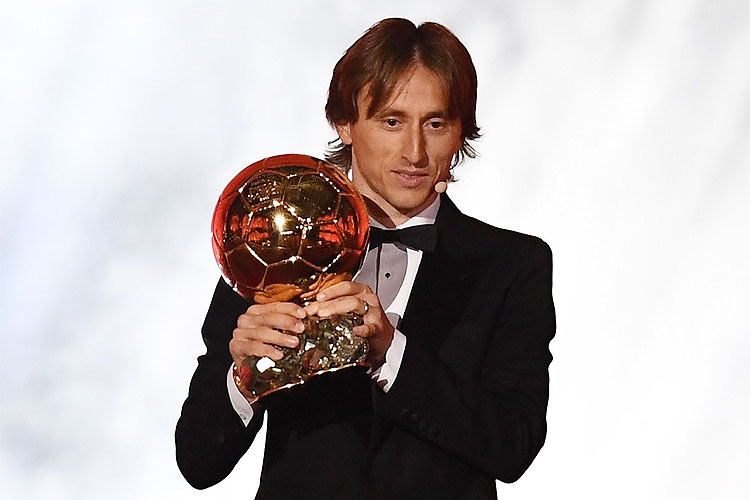 Bola de Ouro: Benzema, do Real Madrid, recebe prêmio de melhor do mundo -  Superesportes