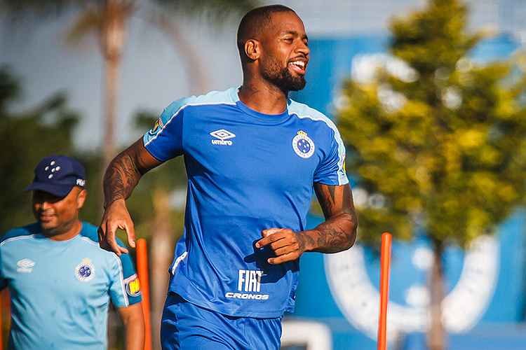 prestes-a-completar-150-jogos-pelo-cruzeiro-ded-comemora-marca-muito
