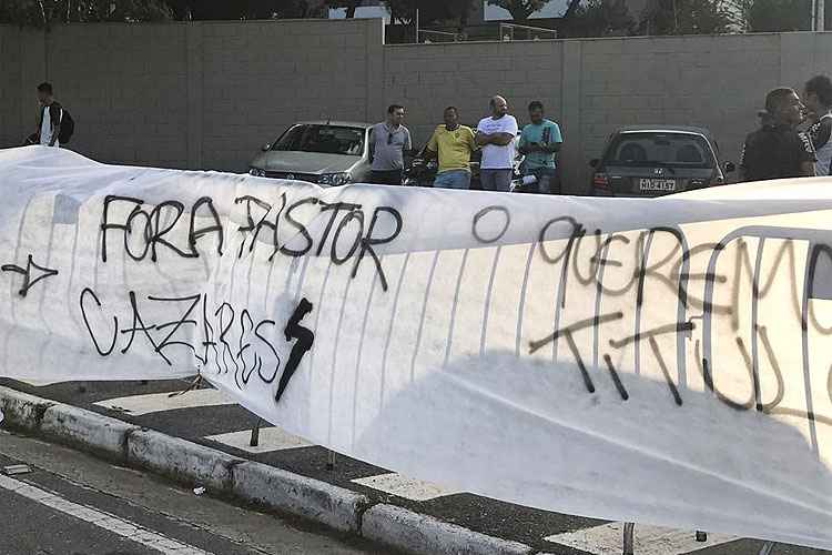 Galoucura protesta contra Felipão e pede saída de jogadores do