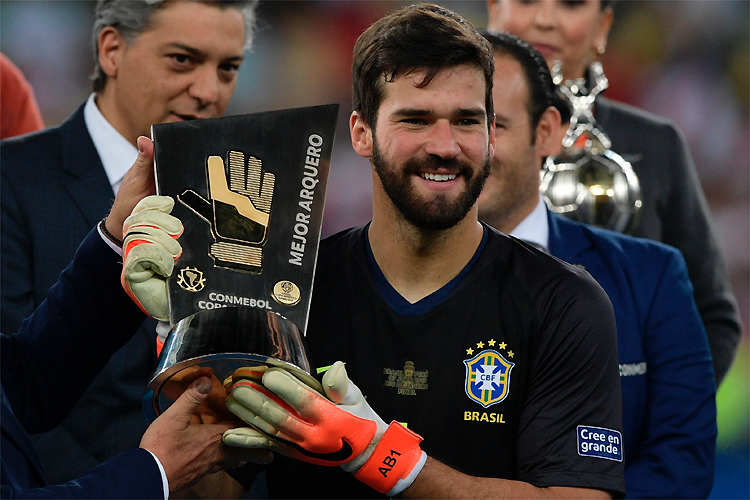 Inspirado em Alisson, goleiro dedica vitória na Série B do