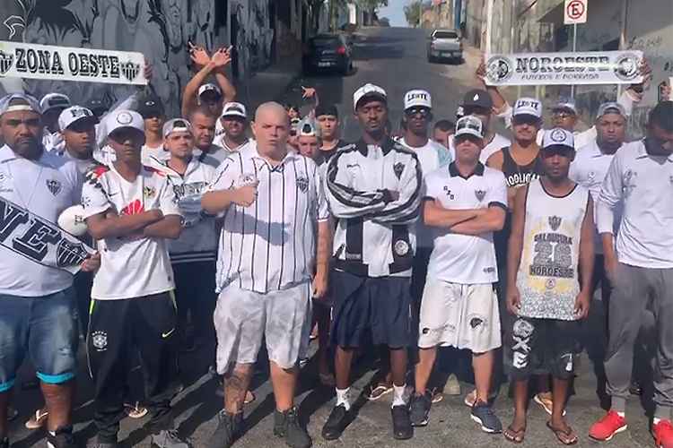 Galoucura protesta contra Felipão e pede saída de jogadores do
