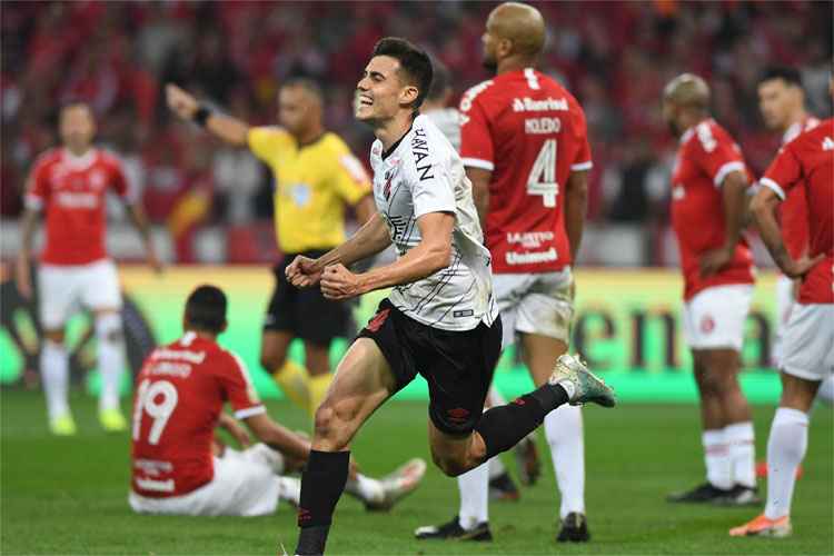 Resultado de imagem para Com golaÃ§o, Athletico-PR volta a derrotar Inter no Beira-Rio e conquista Copa do Brasil