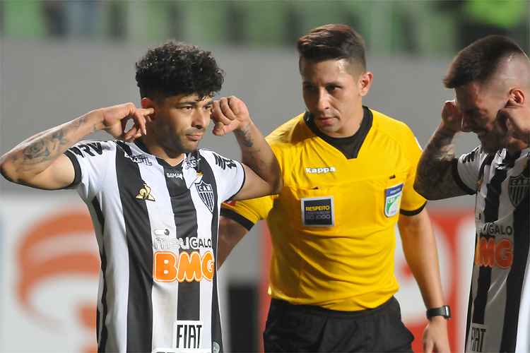 Jogador imita uma forca na comemoração do gol em protesto contra