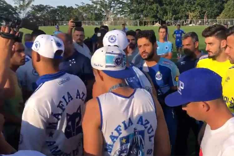 Organizada do Botafogo cobra reação e tem conversa com jogadores