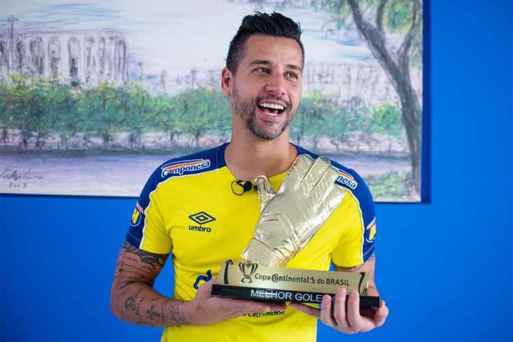 Fábio recebe Luva de Ouro de melhor goleiro da Copa do Brasil