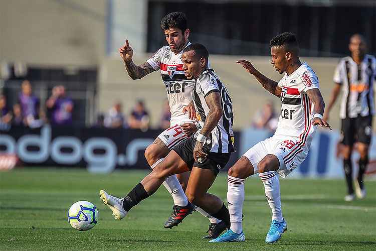 Atlético é dominado e perde para o Grêmio em partida do Brasileiro -  Superesportes