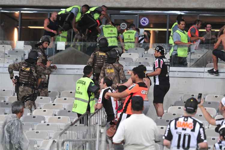 Cruzeiro e Atlético são denunciados ao STJD por incidentes no clássico - Superesportes