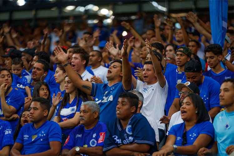 Os torcedores de futebol apoiam o estádio festivo do público do dia do jogo  da seleção nacional durante um jogo torcendo