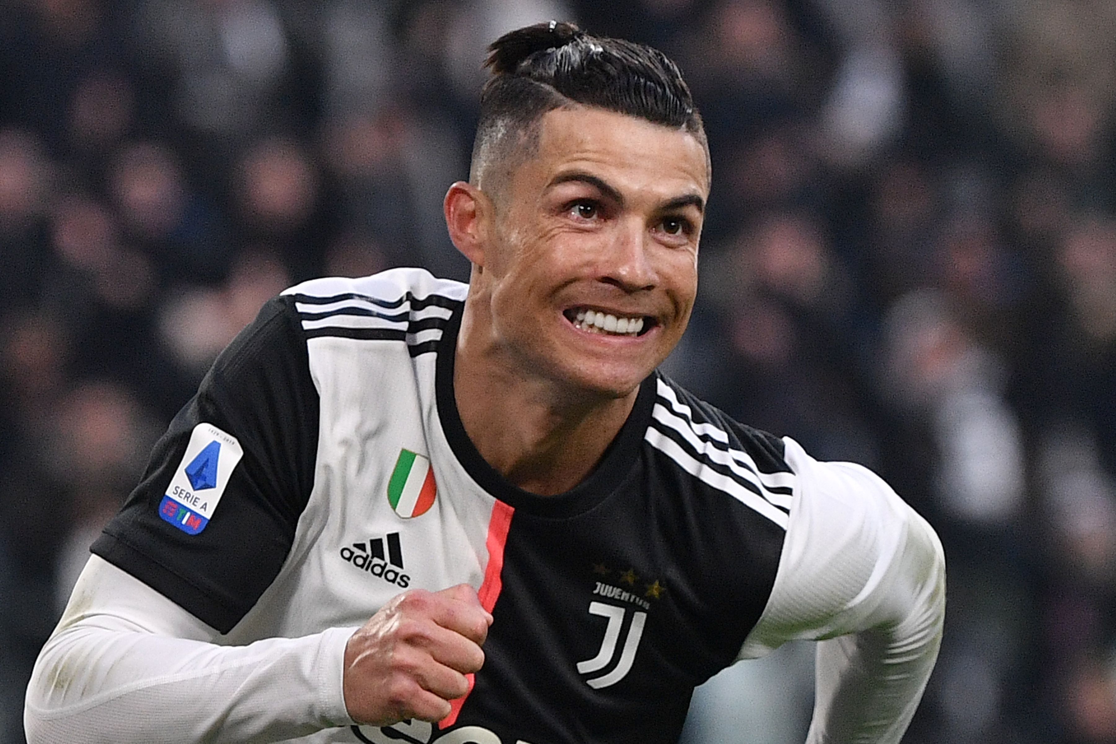 Com 3 gols de Cristiano Ronaldo, Juventus goleia e lidera ...