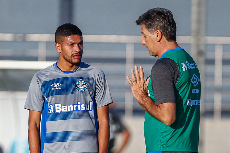 Volante ex-Grêmio é apresentado no Cruzeiro:honrado de vestir essa camisa  - 23/01/2020 - UOL Esporte