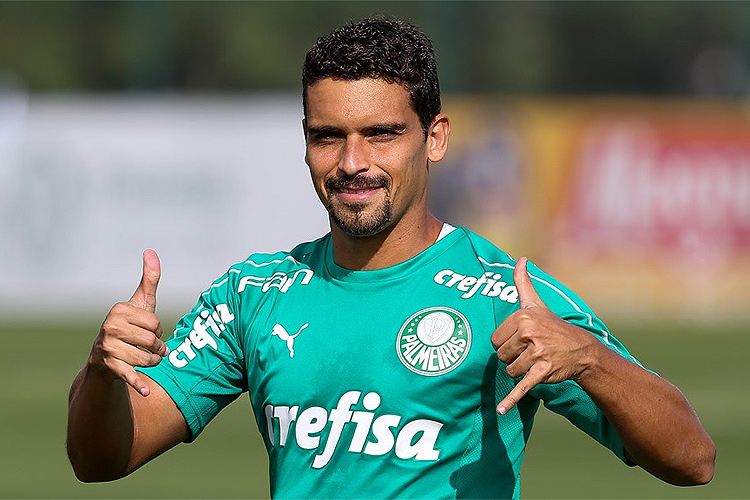 Botafogo negocia com Iván Angulo, jogador do Palmeiras emprestado