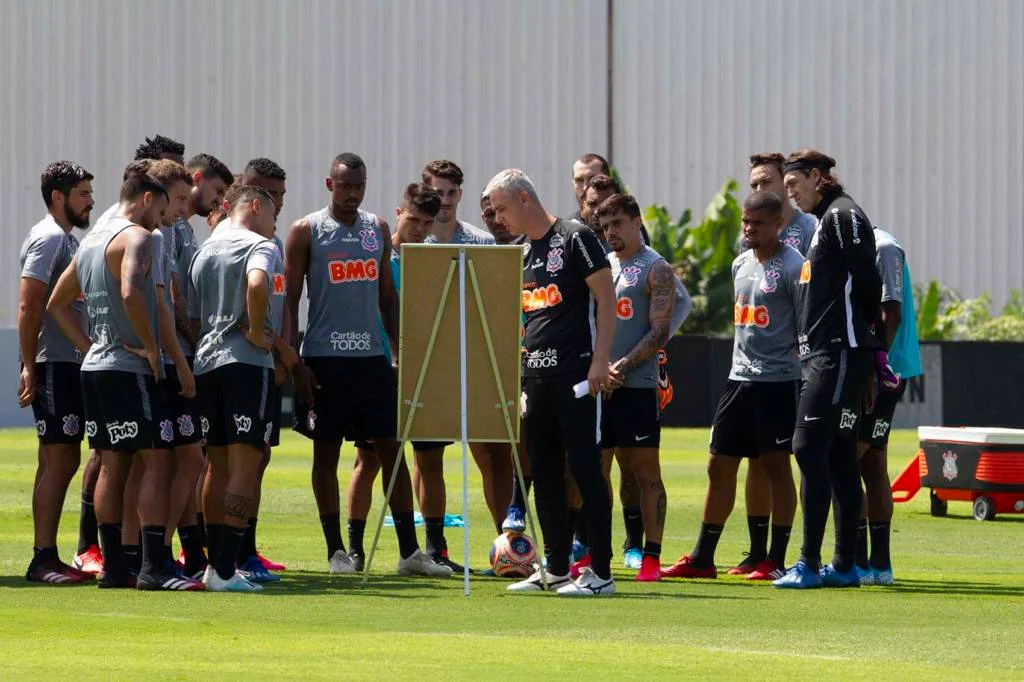 Com aval dos jogadores, Corinthians anuncia corte de 25% dos salrios