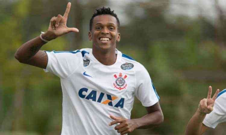 Atacante Jô retorna ao Corinthians e assina contrato até o final de 2023