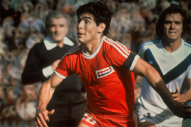 Maradona e Cruzeiro: craque quase jogou pelo clube e investiu em contratao de ex-atacante celeste