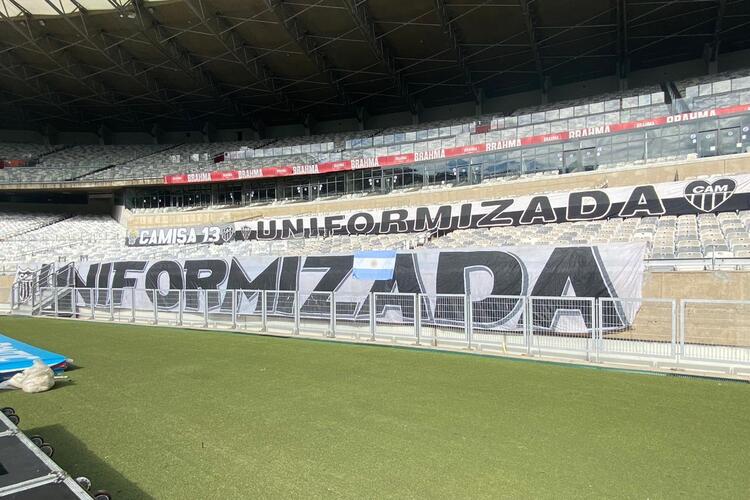 Torcedores do Atltico homenageiam Maradona no Mineiro em jogo contra o Botafogo