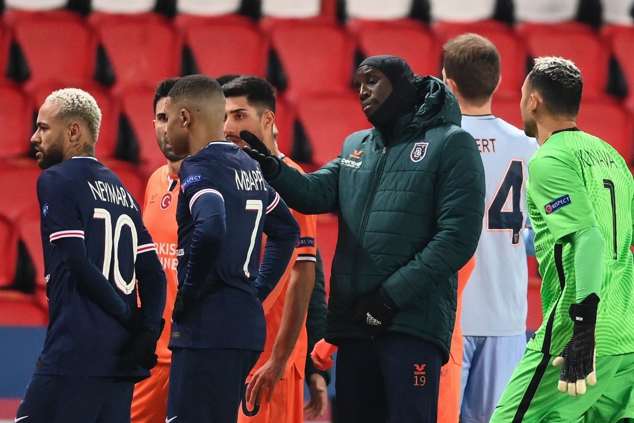 Jogadores de PSG e Basaksehir deixam campo após acusação de racismo de quarto árbitro