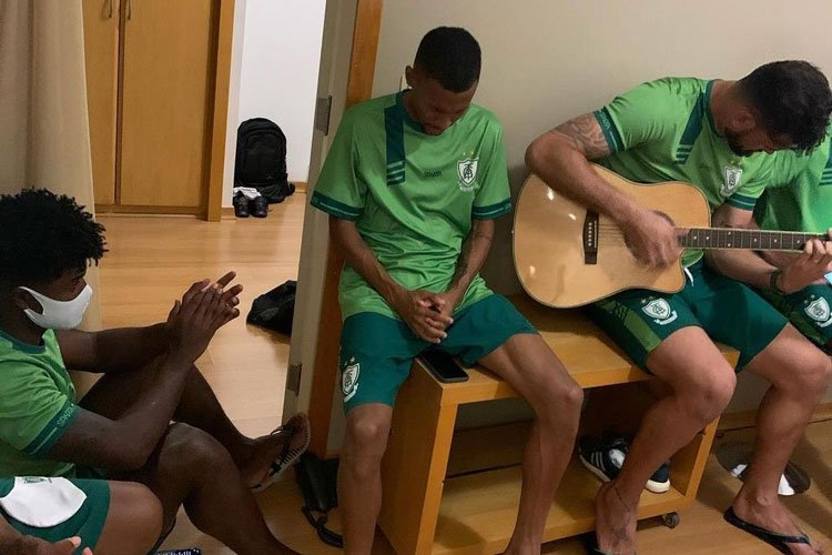 Ademir ao lado de Matheus Cavichioli durante louvor na concentração