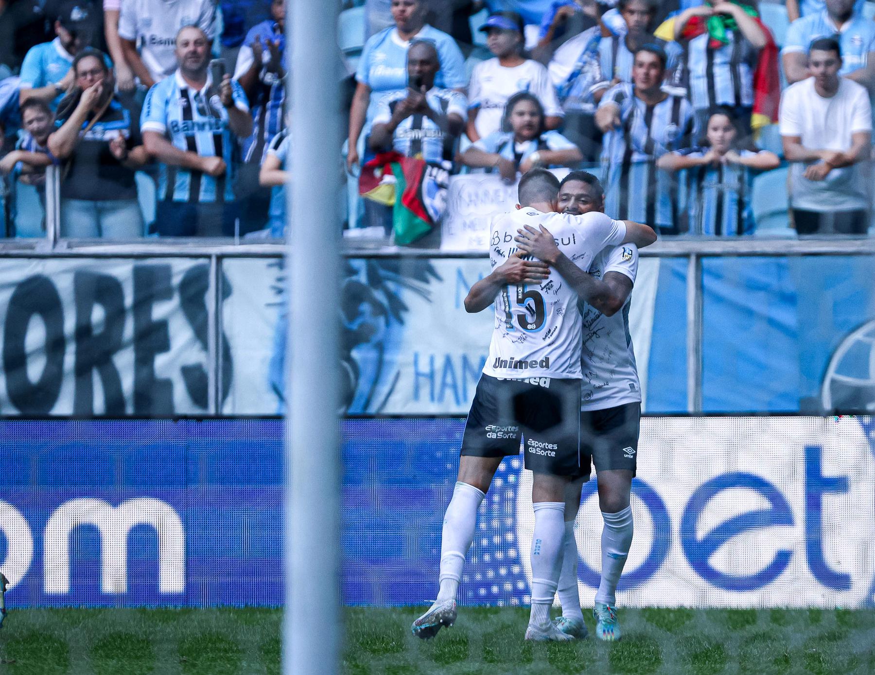 VÍDEO: ex-São Paulo conta com a sorte e faz gol sem querer no