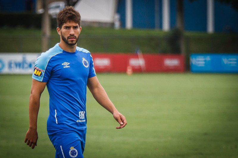 Cruzeiro anuncia retorno do volante Lucas Silva