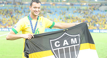 Zagueiro Réver carrega bandeira do Atlético durante comemoração do título no Maracanã - Foto: Alexandre Guzanshe/EM/D. A Press