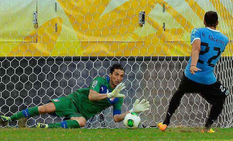 Buffon pega três pênaltis, Itália bate Uruguai e fica em 3º
 - Foto: AFP PHOTO / VINCENZO PINTO 