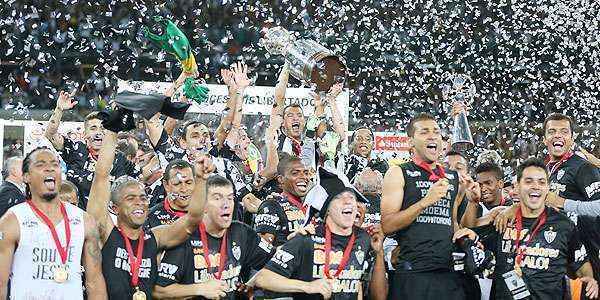 Galo levanta a histórica taça da Libertadores; veja fotos  (Alexandre Guzanshe EM DA PRESS)