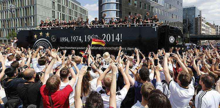 Seleção Alemã é recepcionada com festa em Berlim (MORRIS MAC MATZEN/AFP)